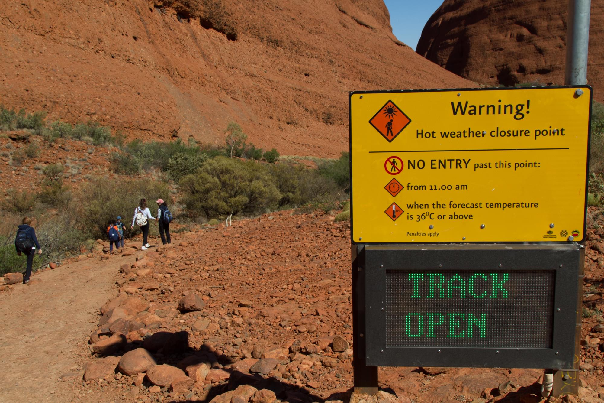 09_20150807   AUS 180   Ayers Rock